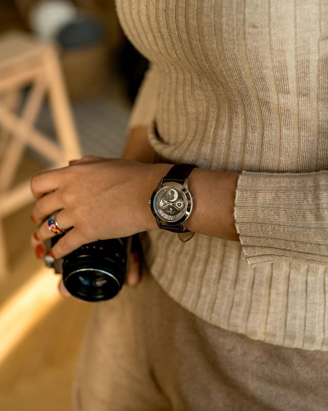 Шикарные часы швейцарской марки L’Duchen D 777.12.38 в корпусе из высоколегированной гипоаллергенной стали с сапфировым стеклом на ремешке из натуральной кожи с раскладной застёжкой.