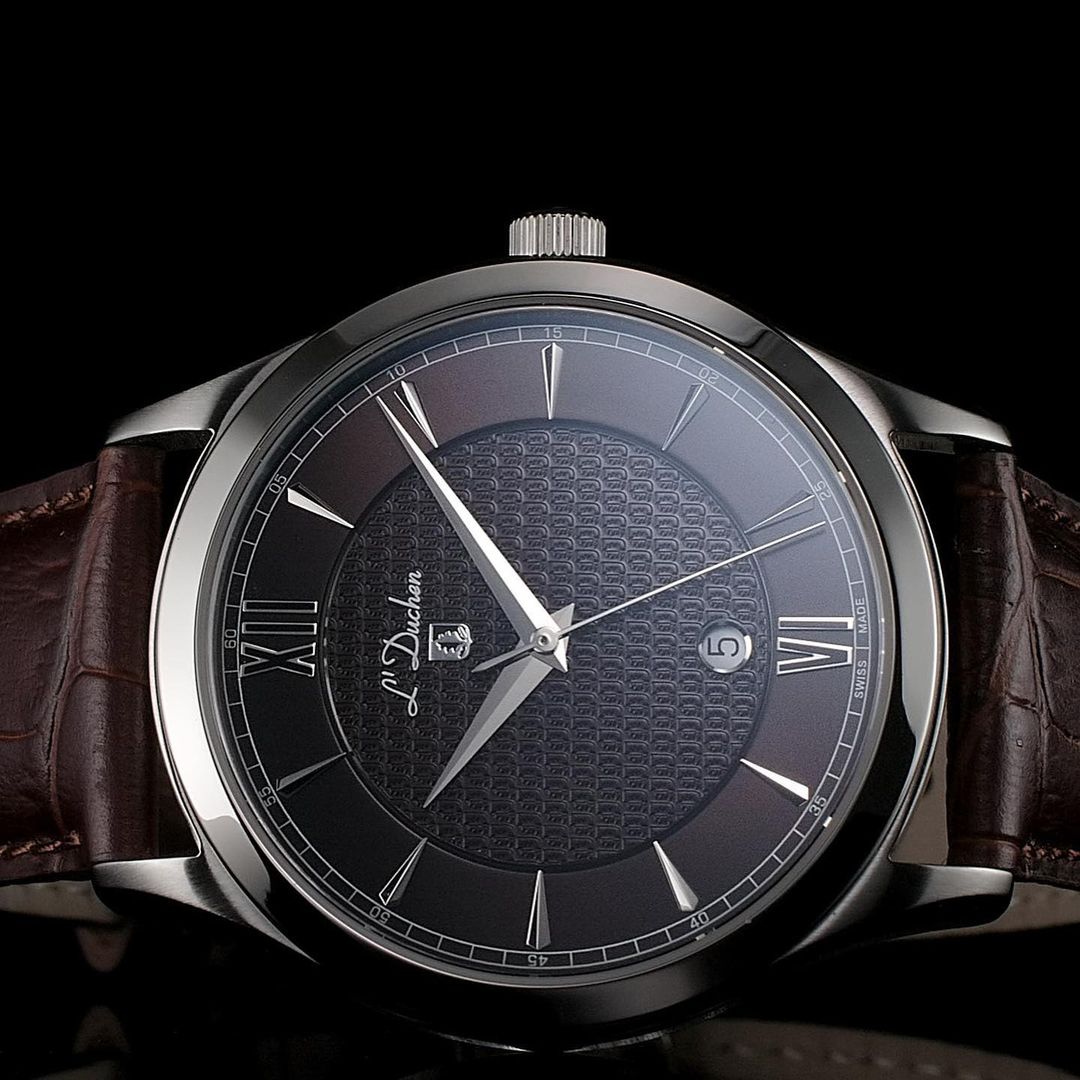 Хит мужской коллекции швейцарского бренда L’Duchen — классические кварцевые часы с шикарным гильоше на циферблате серии Carcassonne
